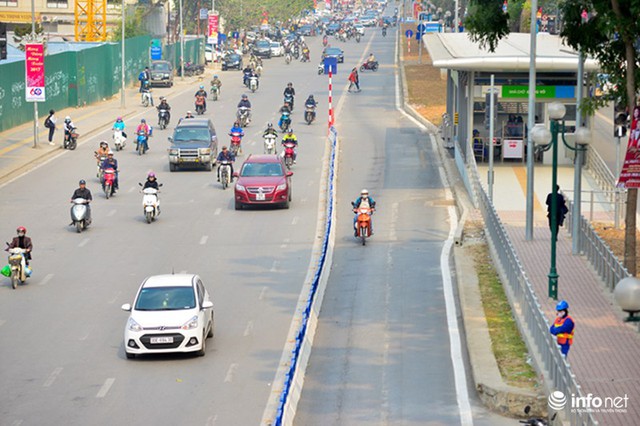 Hà Nội: Đường vắng hay tắc, có dải phân cách cứng, BRT vẫn bị chiếm làn - Ảnh 1.