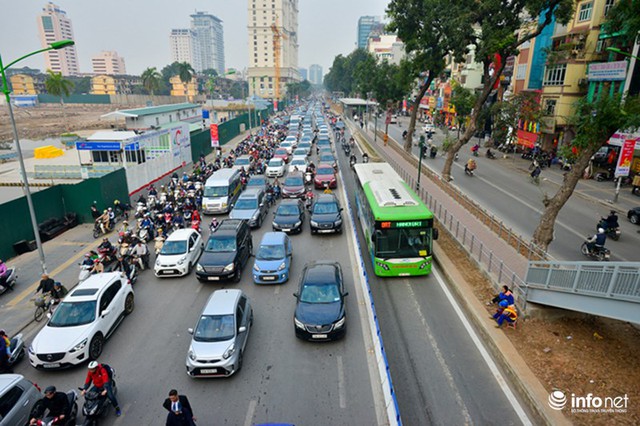 Hà Nội: Đường vắng hay tắc, có dải phân cách cứng, BRT vẫn bị chiếm làn - Ảnh 2.