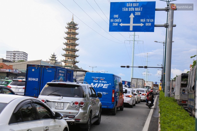 Kẹt xe kéo dài hơn 2km trên đại lộ Phạm Văn Đồng sau cơn mưa lớn ở Sài Gòn - Ảnh 3.