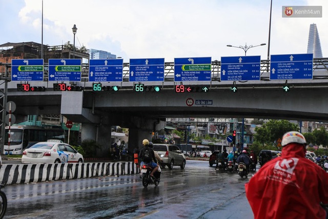 Biển báo giao thông song ngữ Việt – Anh đã được lắp đặt trên đường phố Sài Gòn - Ảnh 1.