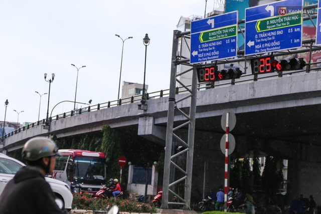 Biển báo giao thông song ngữ Việt – Anh đã được lắp đặt trên đường phố Sài Gòn - Ảnh 2.