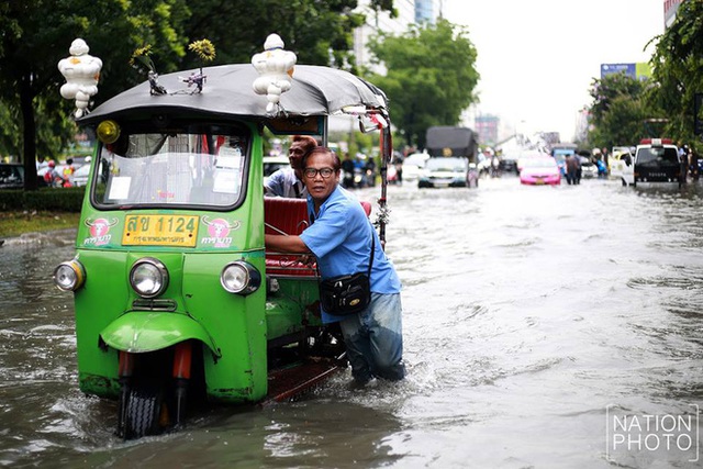 Chán cảnh ngập lụt dầm dề ở Bangkok, dân mạng hô biến con đường nước đen ngòm thành dòng biển xanh ngắt - Ảnh 2.