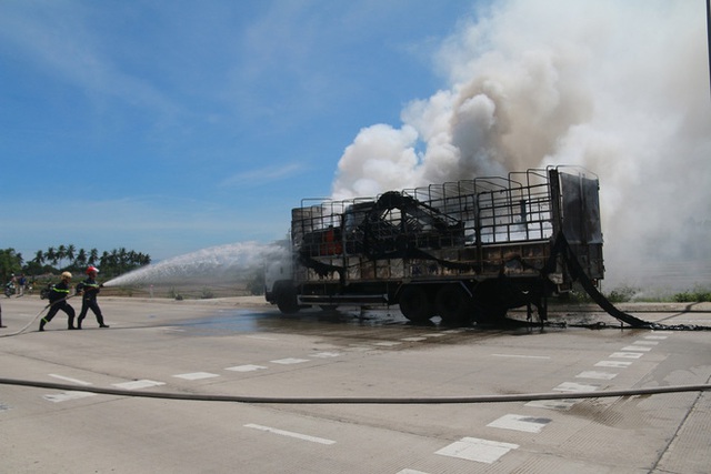 Xe tải bốc cháy ngùn ngụt sát trạm thu phí, giao thông qua quốc lộ 1A hỗn loạn nhiều giờ - Ảnh 2.