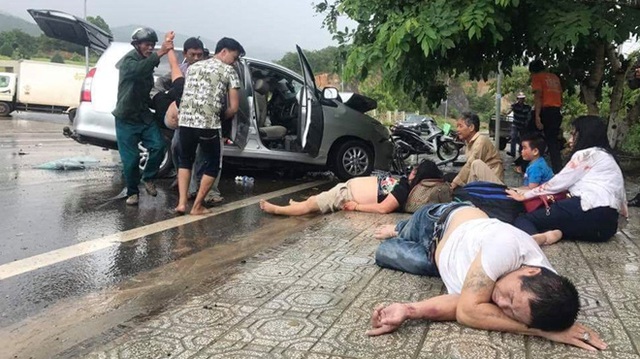 Hai xe du lịch đối đầu trên QL20, 9 người bị thương