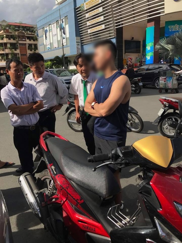 Mặc tài xế taxi năn nỉ chỉ còn 200 nghìn trong túi, soái ca Sài Gòn kiên quyết đòi 400 nghìn bồi thường sau va chạm - Ảnh 2.