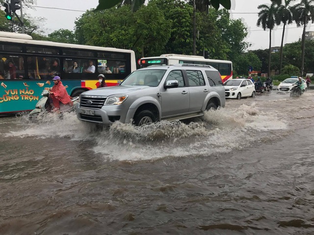 Chùm ảnh: Đường phố Hà Nội ngập lênh láng sau cơn mưa lớn vào sáng nay - Ảnh 1.