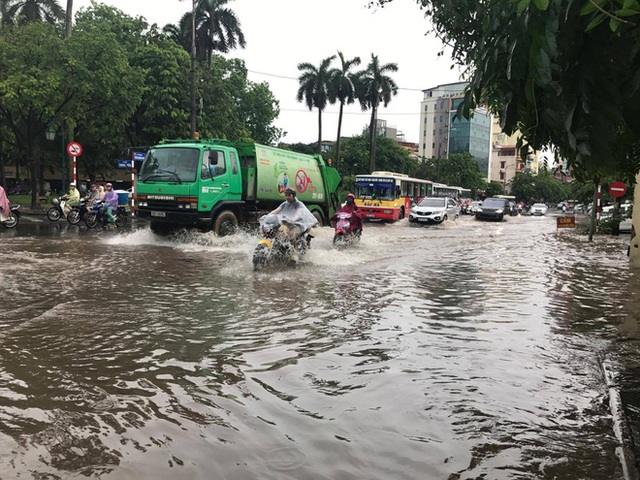 Chùm ảnh: Đường phố Hà Nội ngập lênh láng sau cơn mưa lớn vào sáng nay - Ảnh 2.