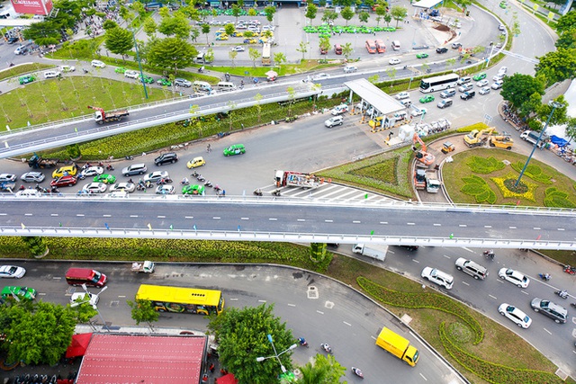 Cận cảnh cầu vượt hơn 240 tỷ đồng giải cứu kẹt xe ở sân bay Tân Sơn Nhất trước ngày khánh thành - Ảnh 3.