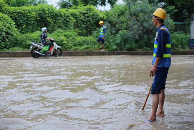 Mưa lớn trút xuống Hà Nội, đại lộ Thăng Long ngập trong biển nước - Ảnh 2.