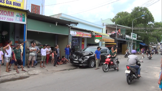 Video Nissan X-Trail đâm hàng loạt người đi bộ khiến 1 phụ nữ tử vong tại Bình Dương - Ảnh 3. Video Nissan X-Trail đâm hàng loạt người đi bộ khiến 1 phụ nữ tử vong tại Bình Dương - Ảnh 3.