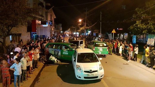 Ô tô húc văng hơn 10 xe, 2 người chết ở Sài Gòn - Ảnh 1.