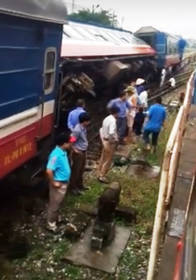 Tàu hỏa chở khách bị trật bánh ở Hà Nội - Ảnh 2.