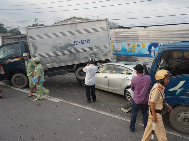 Xe tải ủi xe chờ đèn đỏ, nạn nhân bò ra từ ô tô 4 chỗ - Ảnh 1.