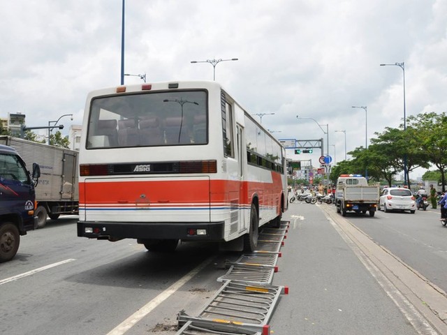 6 ô tô tông liên hoàn trên đại lộ Võ Văn Kiệt - Ảnh 2.