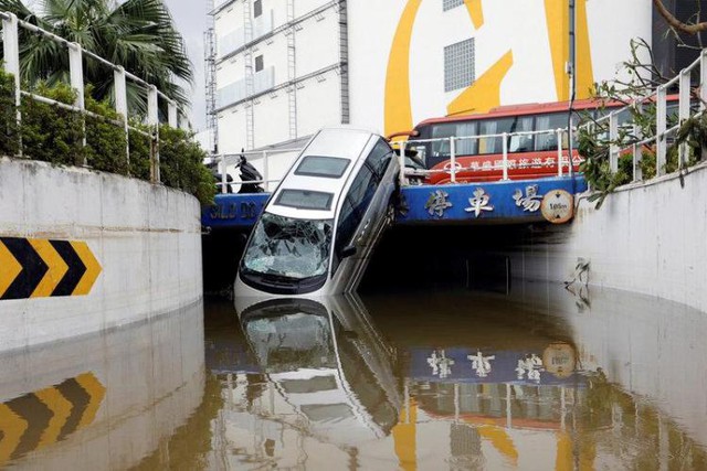 Lamborghini ngập trong nước biển, Range Rover nằm ở bờ sông sau bão Hato - Ảnh 6.