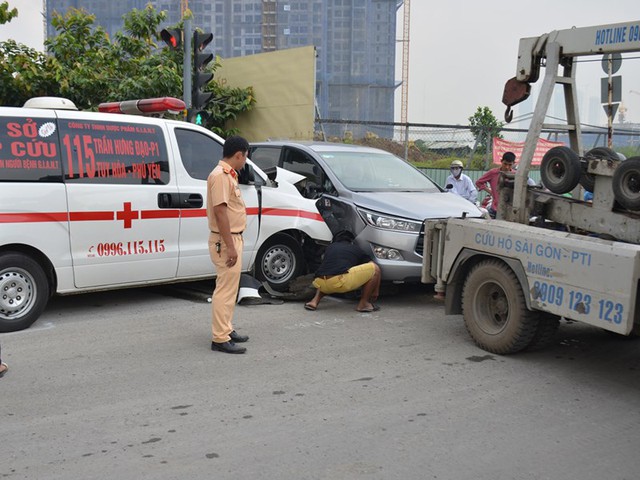 Xe cấp cứu Phú Yên tông xế hộp trên đại lộ Mai Chí Thọ - Ảnh 1.