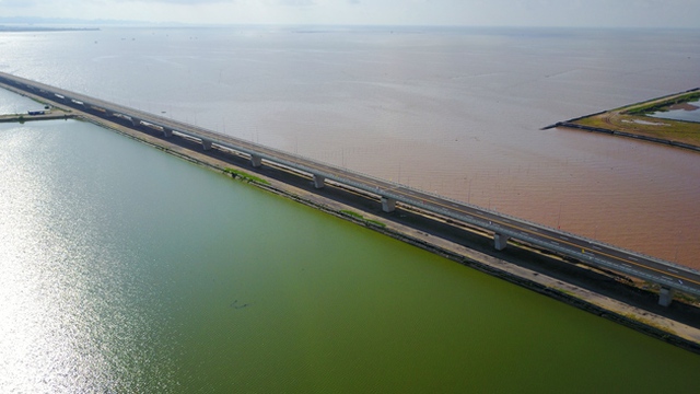 Cầu vượt biển dài nhất Việt Nam chính thức thông xe - Ảnh 1.