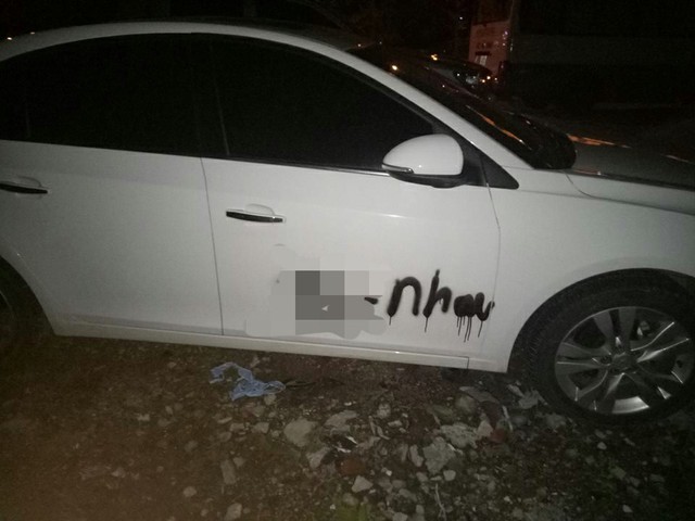 Quảng Ninh: Nhiều ô tô bị xịt sơn bẩn bằng câu chửi tục - Ảnh 1.