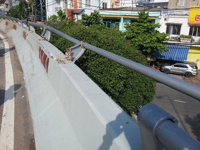 Xe 7 chỗ lộn nhiều vòng trên cầu Nguyễn Hữu Cảnh - Ảnh 2.