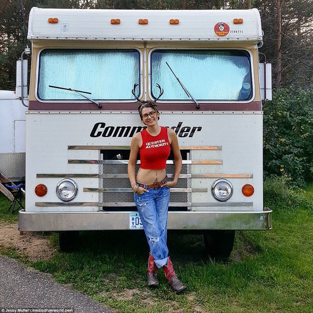 Tự tay cải tạo chiếc xe van cũ kỹ từ năm 1978 thành ngôi nhà di động, cô gái xinh đẹp này đã dùng nó chu du khắp nước Mỹ - Ảnh 2.
