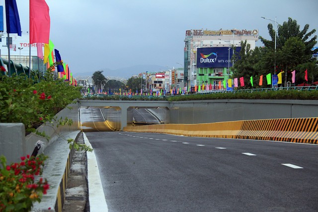 Cận cảnh hầm chui 120 tỷ vừa được thông xe, chấm dứt chuỗi ngày ùn tắc nghiêm trọng tại cửa ngõ Đà Nẵng - Ảnh 2.