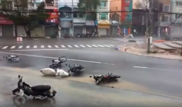Bão số 12 gây mưa to gió giật kinh hoàng, nhiều xe máy ở Nha Trang, Khánh Hoà bị quật ngã la liệt giữa đường - Ảnh 3.