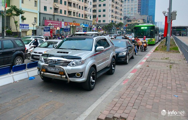 Hà Nội: Đường vắng hay tắc, có dải phân cách cứng, BRT vẫn bị chiếm làn - Ảnh 11.