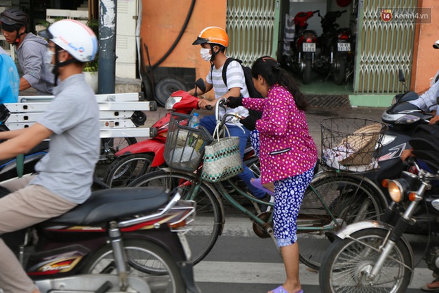 Kẹt xe kéo dài hơn 2km trên đại lộ Phạm Văn Đồng sau cơn mưa lớn ở Sài Gòn - Ảnh 12.
