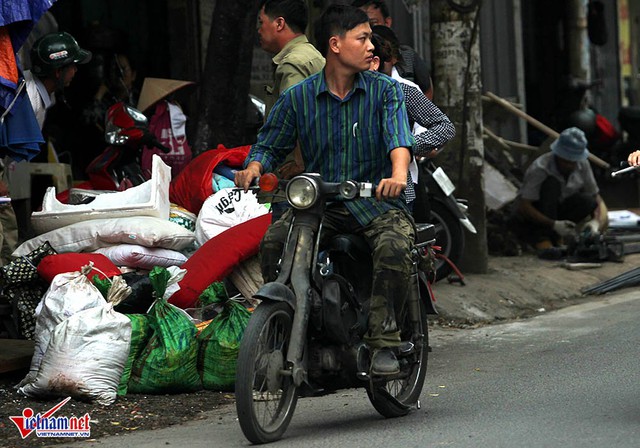 Hết sợ khai tử, xe m&aacute;y n&aacute;t v&egrave;o v&egrave;o giữa phố HN - Ảnh 11.