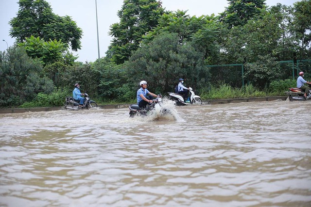 Mưa lớn trút xuống Hà Nội, đại lộ Thăng Long ngập trong biển nước - Ảnh 11.