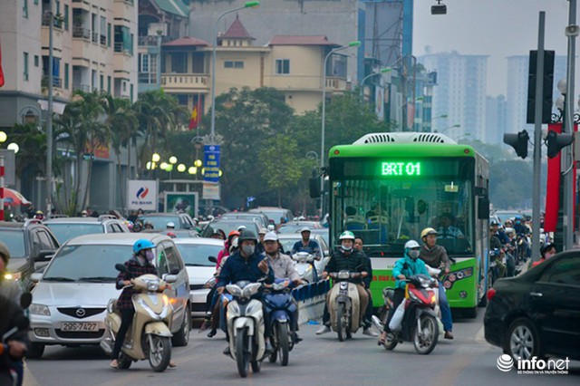 Hà Nội: Đường vắng hay tắc, có dải phân cách cứng, BRT vẫn bị chiếm làn - Ảnh 12.