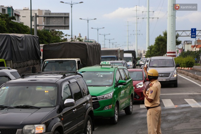 Kẹt xe kéo dài hơn 2km trên đại lộ Phạm Văn Đồng sau cơn mưa lớn ở Sài Gòn - Ảnh 13.