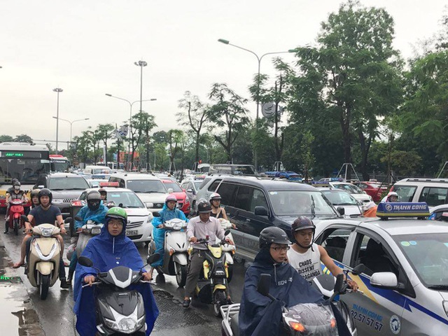 Chùm ảnh: Đường phố Hà Nội ngập lênh láng sau cơn mưa lớn vào sáng nay - Ảnh 12.