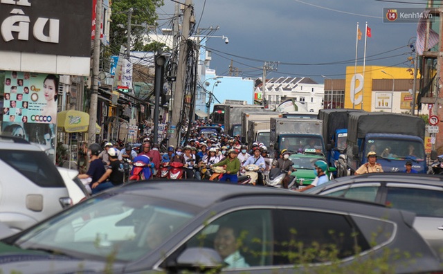 Kẹt xe kéo dài hơn 2km trên đại lộ Phạm Văn Đồng sau cơn mưa lớn ở Sài Gòn - Ảnh 14.