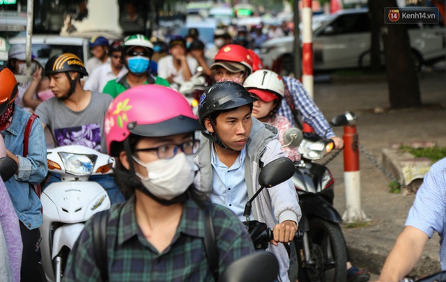 Giao thông ở Sài Gòn rối như canh hẹ sau khi phân luồng thi công nhà ga trung tâm Bến Thành - Ảnh 14. Giao thông ở Sài Gòn rối như canh hẹ sau khi phân luồng thi công nhà ga trung tâm Bến Thành - Ảnh 14.