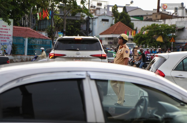 Kẹt xe kéo dài hơn 2km trên đại lộ Phạm Văn Đồng sau cơn mưa lớn ở Sài Gòn - Ảnh 15.