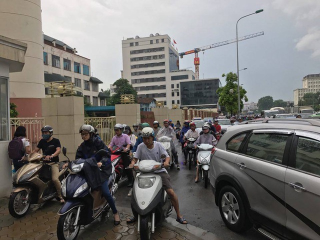 Chùm ảnh: Đường phố Hà Nội ngập lênh láng sau cơn mưa lớn vào sáng nay - Ảnh 14.