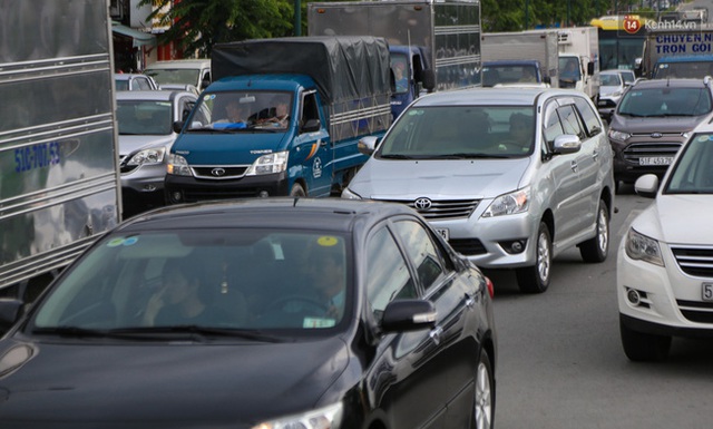 Kẹt xe kéo dài hơn 2km trên đại lộ Phạm Văn Đồng sau cơn mưa lớn ở Sài Gòn - Ảnh 16.