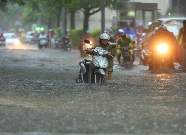 Chùm ảnh: Đường phố Hà Nội ngập lênh láng sau cơn mưa lớn vào sáng nay - Ảnh 16.