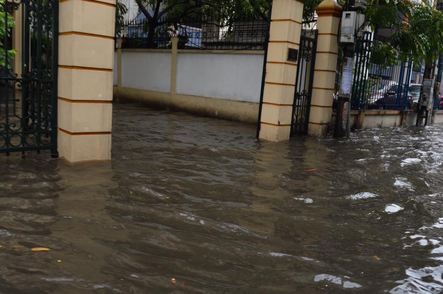 Chùm ảnh: Đường phố Hà Nội ngập lênh láng sau cơn mưa lớn vào sáng nay - Ảnh 17.