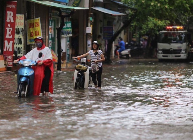 Chùm ảnh: Đường phố Hà Nội ngập lênh láng sau cơn mưa lớn vào sáng nay - Ảnh 18.