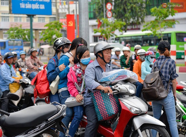 Kết thúc 4 ngày nghỉ lễ, người dân lỉnh kỉnh đồ đạc quay lại Hà Nội và Sài Gòn - Ảnh 19.