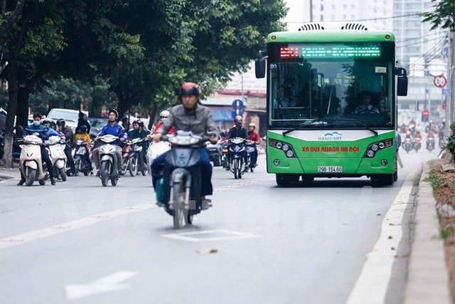 Hà Nội: Xế hộp biển xanh “ngang nhiên” chiếm làn xe buýt nhanh BRT  - Ảnh 2.