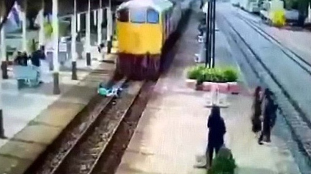 Người đàn ông lao mình ra giữa đường ray khi đoàn tàu đang chạy tới và cái kết không ngờ