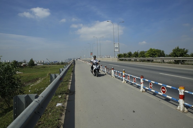 Người dân thong dong đạp xe trên cao tốc Long Thành - Dầu Giây - Ảnh 2.