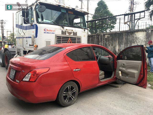 Xế hộp Nissan bị xe container đẩy lùi hàng chục mét, anh trai đạp cửa cứu 2 em - Ảnh 3.