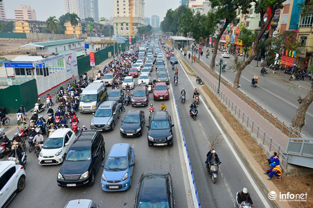 Hà Nội: Đường vắng hay tắc, có dải phân cách cứng, BRT vẫn bị chiếm làn - Ảnh 3.