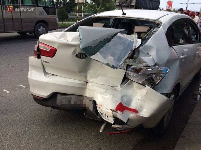 Ô tô nát bét sau va chạm với xe khách, một người bị thương được CSGT đưa đi cấp cứu - Ảnh 3.