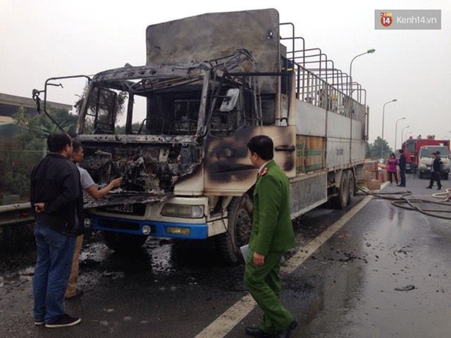 Hà Nội: Xe tải mang BKS Lào bốc cháy dữ dội trên đại lộ Thăng Long - Ảnh 3.