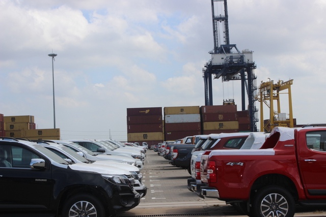 Theo thuế giảm, ô tô ùn ùn nhập khẩu qua cảng TP.HCM - Ảnh 3.
